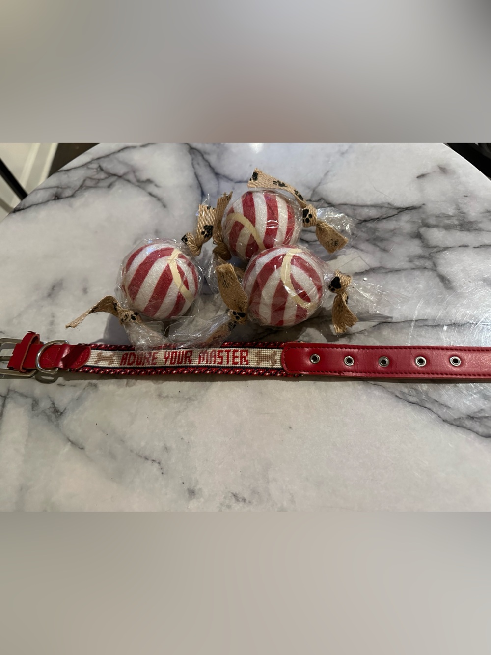 Gretchen Scott Red & White dog collar size small & 3 decorative tennis balls